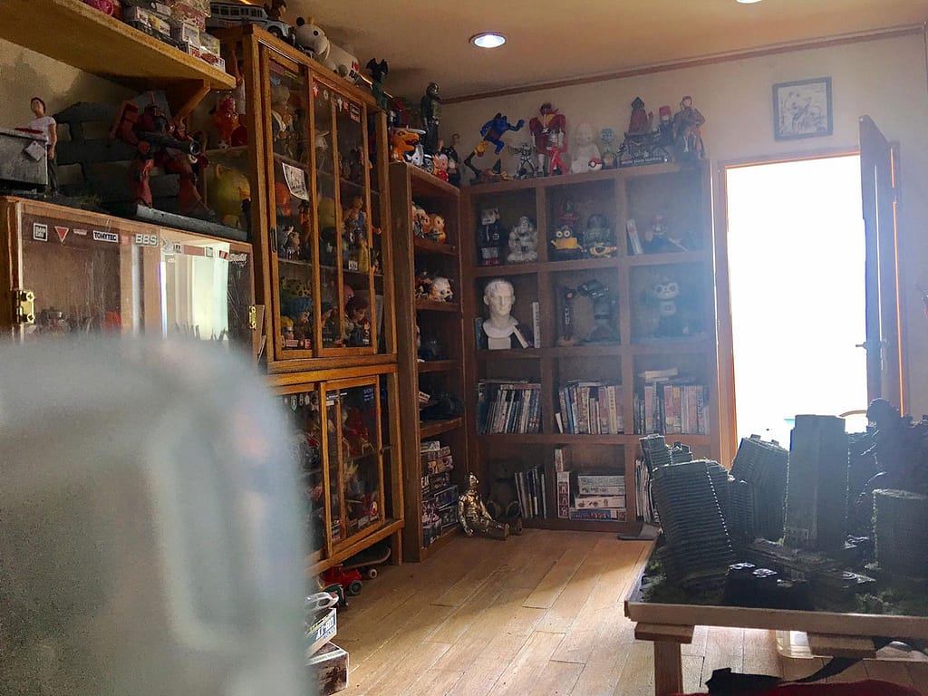 ARTIST MAKES MINIATURE MODEL OF HIS ROOM 17