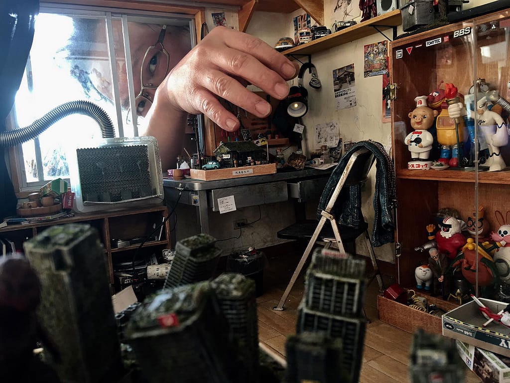 ARTIST MAKES MINIATURE MODEL OF HIS ROOM 2