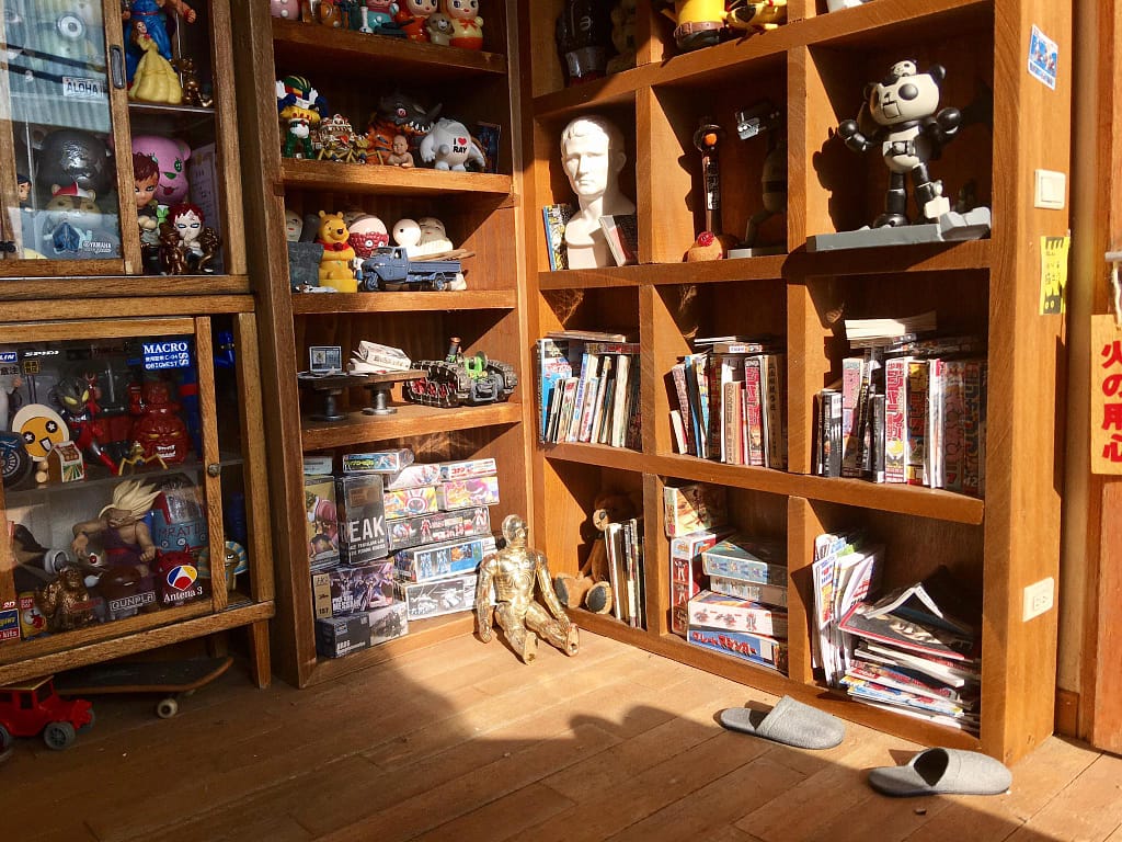 ARTIST MAKES MINIATURE MODEL OF HIS ROOM 21