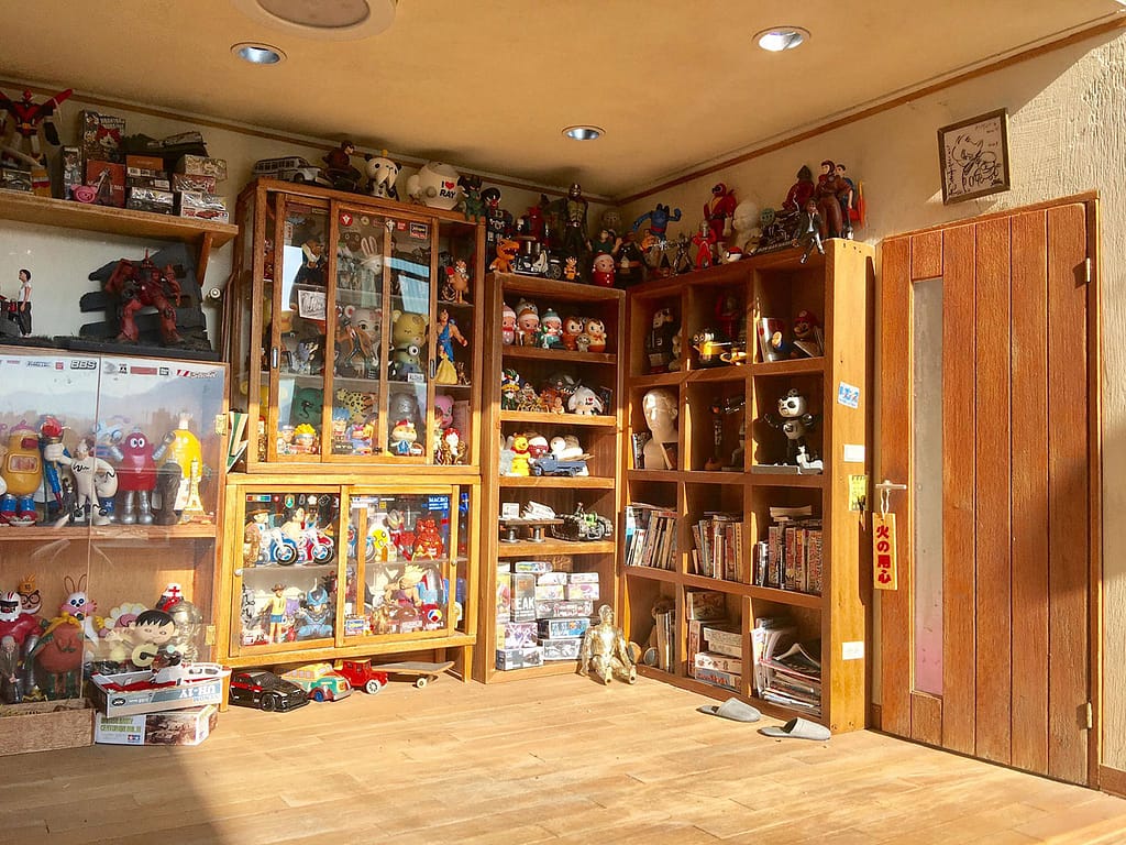 ARTIST MAKES MINIATURE MODEL OF HIS ROOM 22