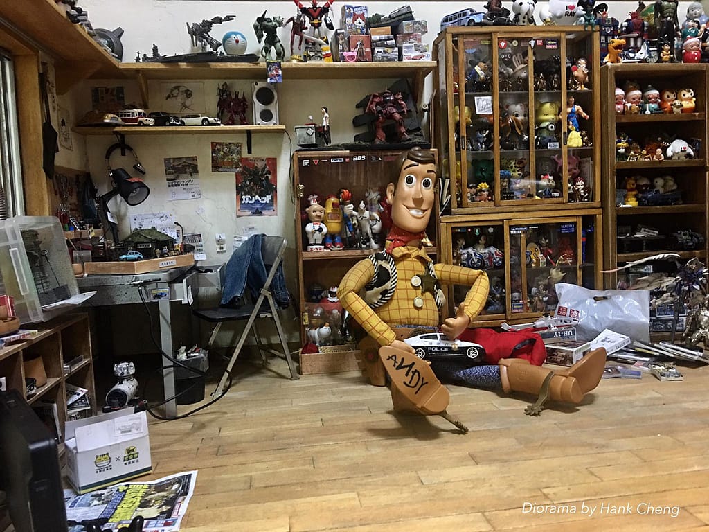 ARTIST MAKES MINIATURE MODEL OF HIS ROOM 3