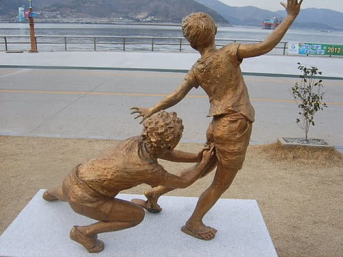 The-Worlds-Most-Bizarre-and-WTF-Statues-0007