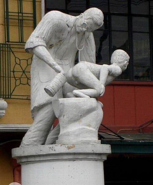 The-Worlds-Most-Bizarre-and-WTF-Statues-0003