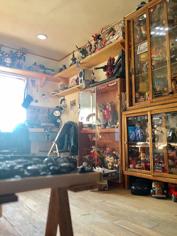 ARTIST MAKES MINIATURE MODEL OF HIS ROOM 18