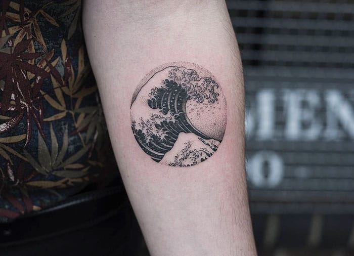The-Great-Wave-Off-Kanagawa-Hokusai-small-tattoo