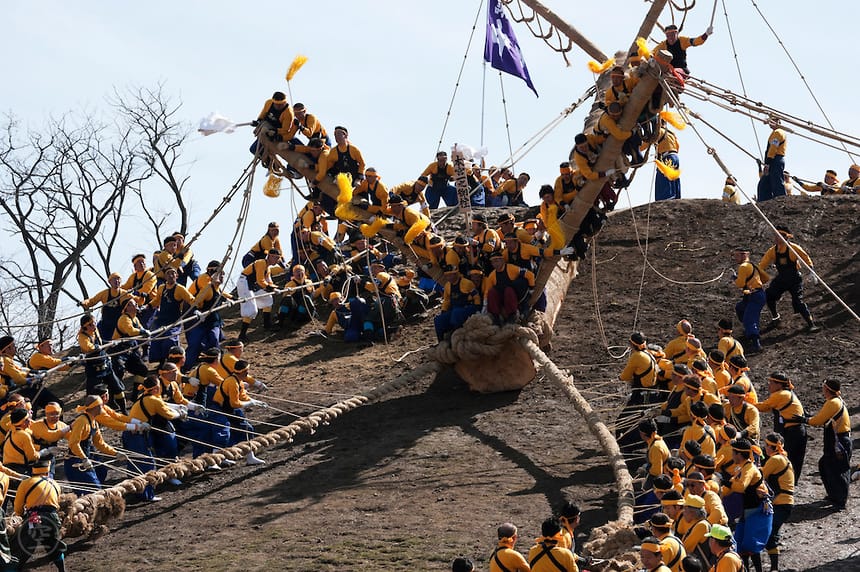 Onbashira-Festival-Kamisha-Kiotoshi