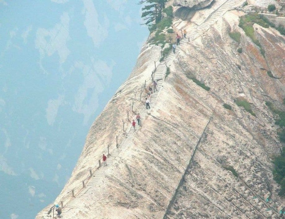 24 of the most creepy places on the planet to look down (56 HQ Photos) This terrifying path up Mt. Hua Shan, which is more than 7,000 feet high, leads to a teahouse which supposedly has some of the best tea in the world. I hope it's worth the treacherous climb.